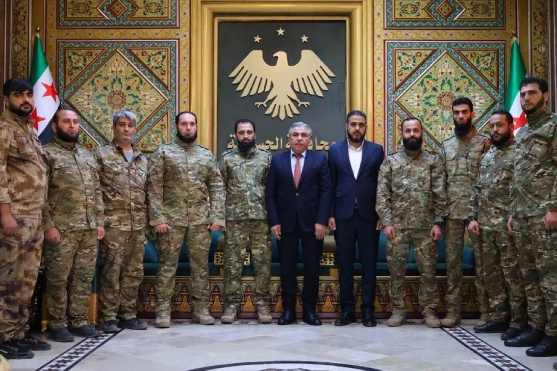 10-yil-sonra-ilk-suriye-ordusu-tekbirlerle-hasekeye-girdi-1788329622301.jpeg SDG masalı bitti! Suriye ordusu tekbirlerle Haseke ve Kamışlı'ya girdi: PYD de kendini feshediyor-7