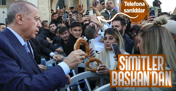 Başkan Erdoğan, Taksim'de cuma namazı sonrası simit dağıttı