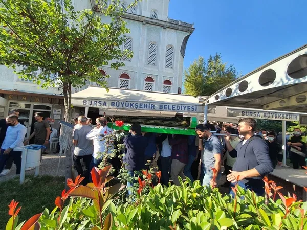 pandemi-bildirisi-sonrasi-gorevden-alinan-eski-cumhuriyet-savcisi-eyup-akbulutun-babasi-kovid-19a-yenildi-1632723690348.jpg Pandemi bildirisi sonrası görevden alınan eski Cumhuriyet Savcısı Eyüp Akbulut'un babası Kovid-19'a yenildi-5