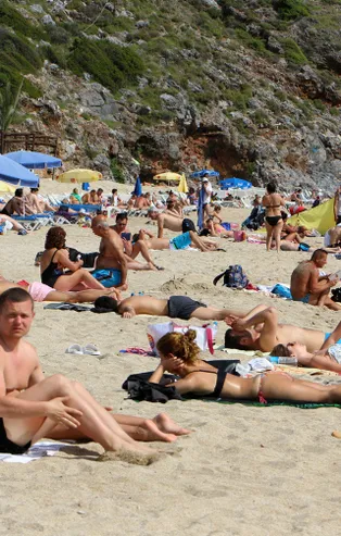 Alanya'da tatilciler plajları doldurdu