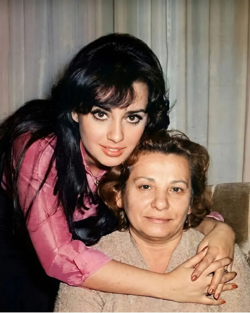 perihan-savasin-nostaljik-tarzi-cok-konusuldu-kizi-zubeyde-melek-paylasti-1774951655119.jpg Perihan Savaş’ın nostaljik tarzı çok konuşuldu! Kızı Zübeyde Melek paylaştı-3