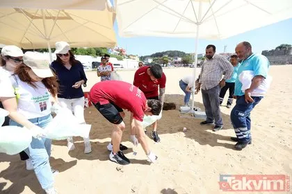 A Milli Futbol Takımı oyuncuları Riva sahilinde çöp topladı