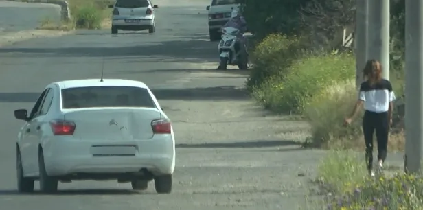 Antalya’da yarı çıplak maganda genç kadını önce takip etti sonra üzerine yürüdü-3