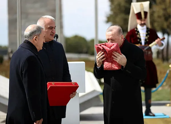 1647749639178.jpg Başkan Erdoğan'a hediye edilmişti! O sancağın hikayesi ortaya çıktı-3