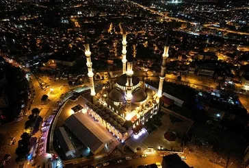 Deprem bölgesinde eller semaya açıldı! İlk teravih namazı kılındı