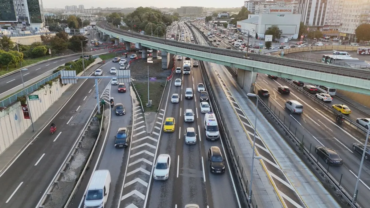 1790961581603.jpg İstanbul'da trafik yoğunluğu yüzde 70'i aştı: Yağışlı hava ve mesai bitimiyle D-100 ve TEM güzergahlarında trafik kilitlendi-3