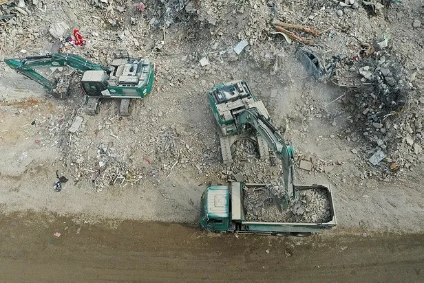Hatay'da enkazlardan toplanan molozlar kamyonlarla belirlenen alanlara taşınıyor-2