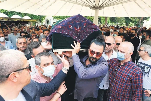 senelerce-son-dakika-haberlerini-ekran-basindaki-izleyicilere-aktaran-ozlem-sarikaya-yurt-hayatini-kaybetti-1652909955596.jpeg Senelerce son dakika haberlerini ekran başındaki izleyicilere aktaran Özlem Sarıkaya Yurt hayatını kaybetti-5