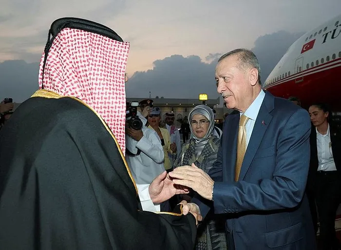 katarda-erdogan-etkisi-alman-cumhurbaskanina-ucak-kapisi-baskan-erdogana-resmi-toren-1701764128324.jpeg Katar'da Erdoğan etkisi! Alman Cumhurbaşkanı Steinmeir'e uçak kapısı Başkan Erdoğan'a resmi tören-1