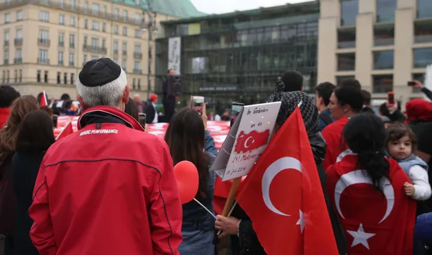 Almanya'nın tarihi meydanında dikkat çeken anma! 15 Temmuz'u böyle andılar-5
