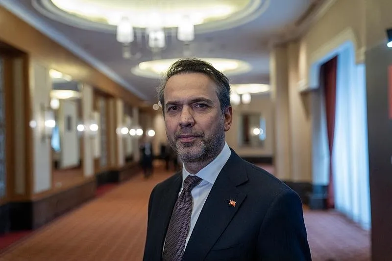 Enerji ve Tabii Kaynaklar Bakanı Alparslan Bayraktar, Başkan Recep Tayyip Erdoğan'ın Endonezya ziyaretine eşlik eden Bakan Bayraktar, AA muhabirine, Türkiye ile Türkmenistan arasında tarihi olarak nitelendirilen doğal gaz anlaşması konusunda değerlendirmede bulundu. (AA)