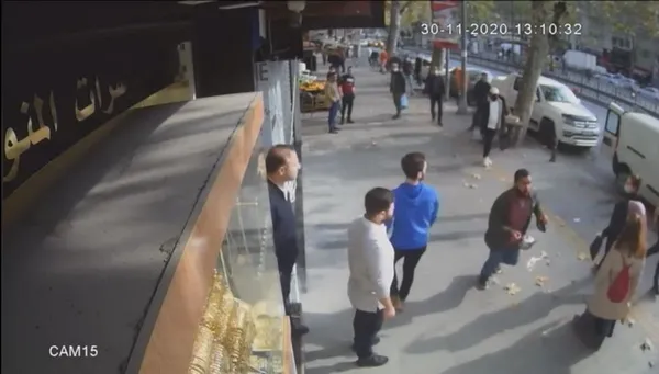 istanbulda-film-sahnesi-gibi-anlar-gasp-suphelisi-polis-baskinindan-kacmaya-calisirken-pencereden-catiya-atladi-yere-cakildi-1618902377415.jpg İstanbul'da film sahnesi gibi anlar! Gasp şüphelisi polis baskınından kaçmaya çalışırken pencereden çatıya atladı yere çakıldı-2