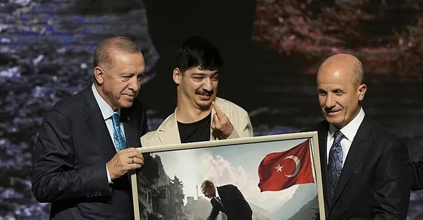 Başkan Erdoğan’a özel hediye! HKÜ öğrencisi Mert Can Altun eserini takdim etti