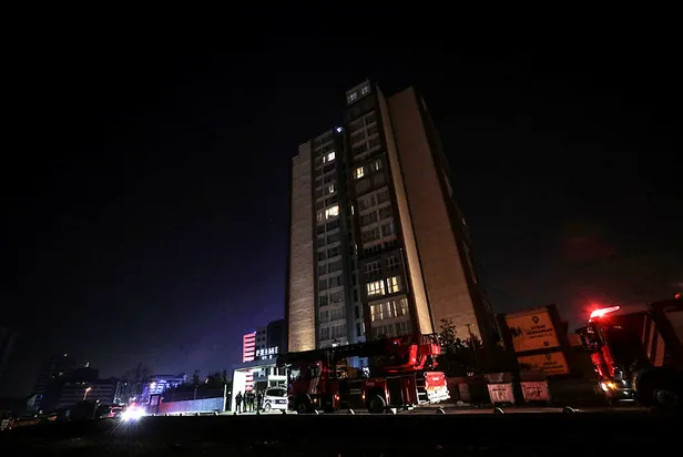 Bağcılar'da 16 katlı otelde yangın paniği! Turistler kendilerini dışarı attı-2