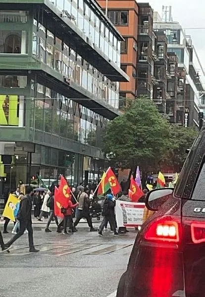 Başkan Erdoğan'ın terör açıklamaları sonrası İsveç'te skandal: YPG/PKK paçavraları yine açıldı!-2