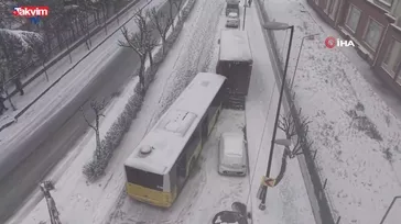 İETT otobüsü kamyona çarptı!