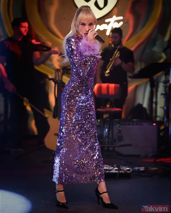 Gülşen sırt ve göğüs dekolteli mini elbisesiyle sahne aldı! Sosyal medyada yine yorum yağdı: “Bu kadın giyinmeyi unutuyor” - 12