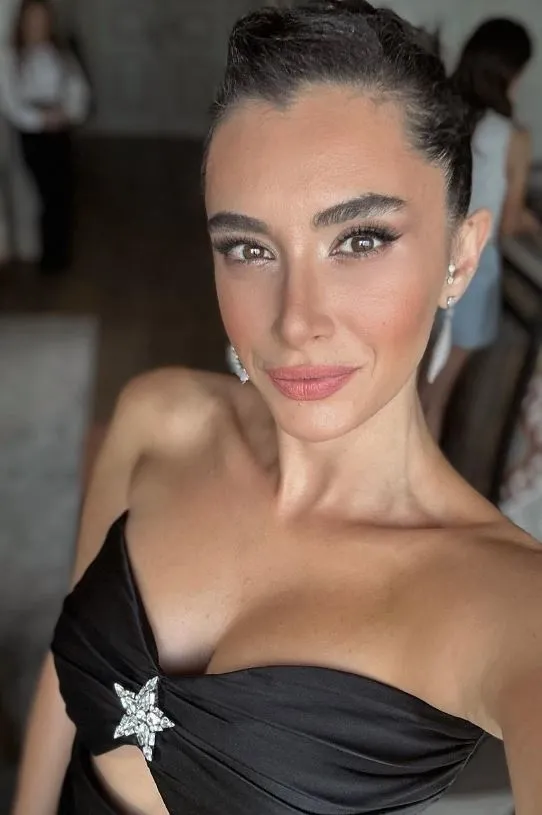 1-ayda-7-kilo-verdiren-hande-dogandemir-diyeti-33luk-oyuncu-bakin-nasil-dal-gibi-kalmis-sadece-o-meyve-sayesin-1700238173036.jpg Yalnızca o meyveyi yiyerek mum gibi eridi: 7 kilo verdiren Hande Doğandemir diyeti!-4