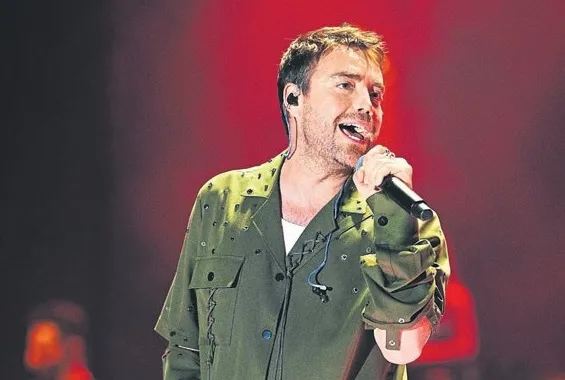 Yeni şarkısını ilk kez söyledi