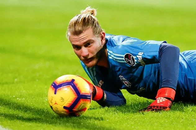 Karius'a şok! Taraftarlar sevgilisinin gözü önünde...