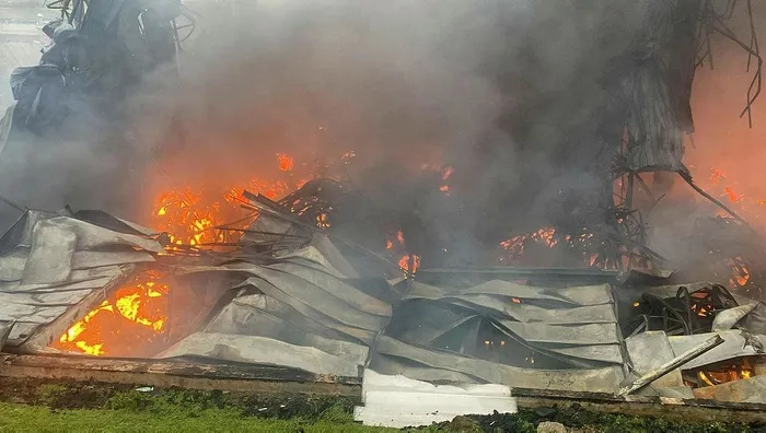 Kocaeli'de lojistik fabrikasının deposunda çıkan yangın söndürüldü!-2