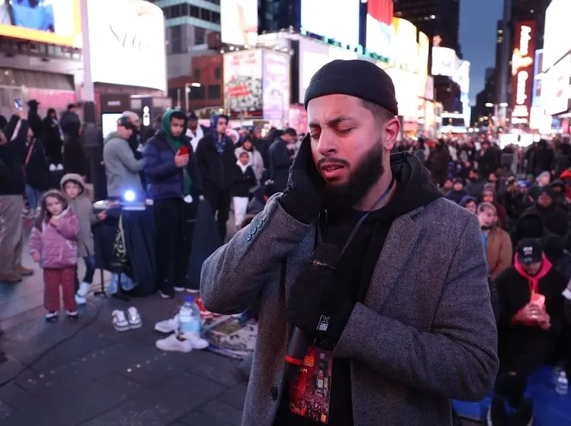 1710138987090.jpeg New York'ta Times Meydanı'nda teravih namazı kılındı-3