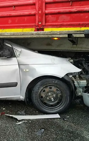 Aydın-İzmir otobanında korkunç kaza! Hurdaya dönen araçtan sağ çıktılar