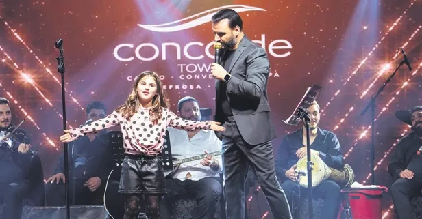 Alişan Kıbrıs'ta misafirlerini şarkılarıyla mest etti! Kızı Eliz'i unutmadı: "Eline aldığı her şeyi mikrofon olarak kullanıyor"