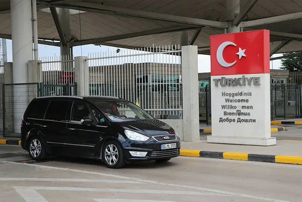 gurbetciler-turkiyeye-akin-etti-sinir-kapilarindan-girisleri-artti-1656244687908.jpg Gurbetçiler Türkiye'ye akın etti! Sınır kapılarından girişleri arttı-3
