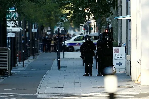 Fransa'da bankada rehine krizi sürüyor, bir rehine kurtarılmayı bekliyor-3
