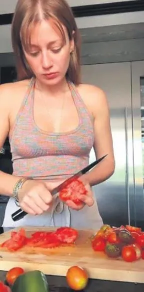 organik-sebzelerden-menemen-yapti-1691441508782.jpeg Yaşadığı köy hayatını gözler önüne serdi! Kolları sıvayan Gizem Karaca organik sebzelerden öyle bir şey yaptı ki...-3