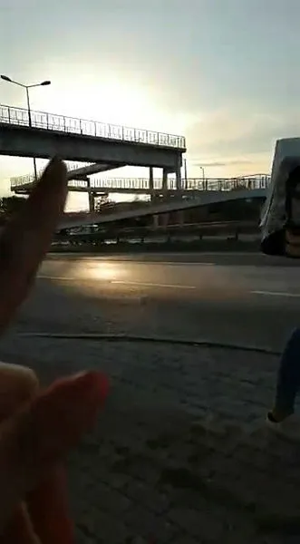 hemsireler-olume-boyle-yurudu-arkadasinin-uyarisini-dinlemediler-o-anlar-kameraya-yansidi-1625389217636.jpg Hemşireler ölüme böyle yürüdü! Arkadaşının uyarısını dinlemediler! Kaza anı kameralara yansıdı-4