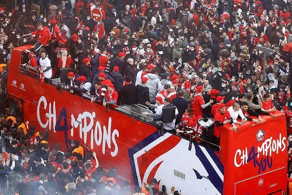 Irkçılık yapan Fransızlara tokat gibi cevap! Lille taraftarları şehri Türk bayrakları ile donattı-2