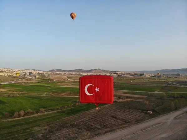 dunyanin-en-buyuk-bayrak-balonu-kapadokyada-havalandi-1650692820400.jpg