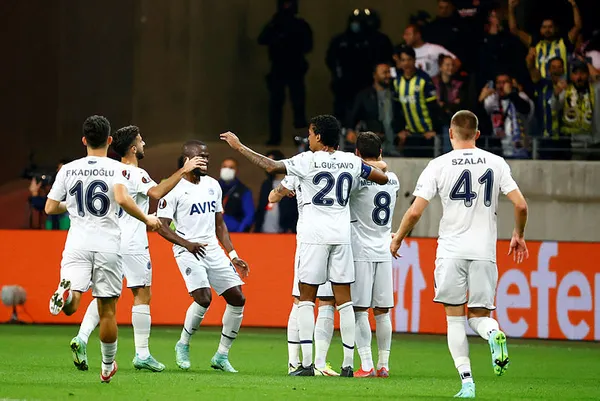 basaksehir-mi-fenerbahce-mi-kim-kazanacak-1632041758021.jpg Başakşehir mi? Fenerbahçe mi? Kim kazanacak?-4