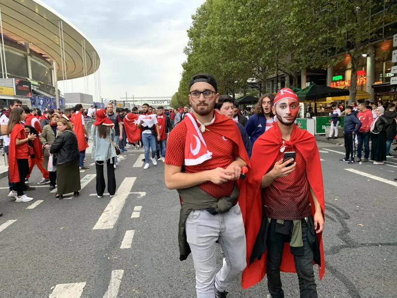 Türk bayrağını alan Stade de France'a koştu! Fransa-Türkiye maçı öncesi renkli görüntüler... - 3