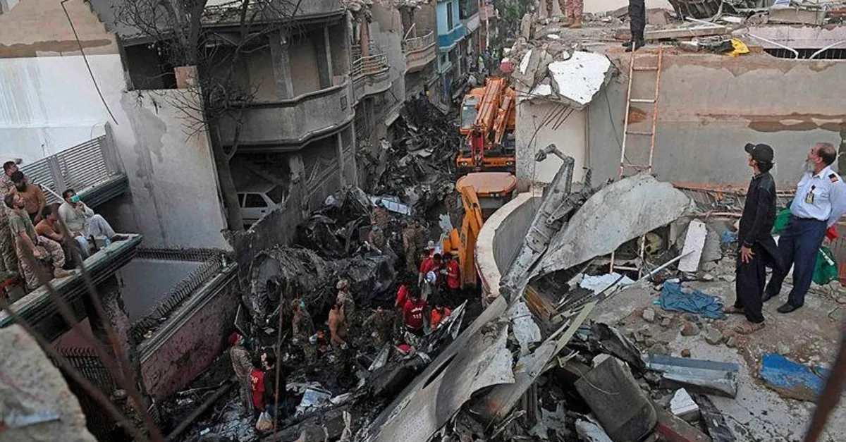 Lahor-Karaçi uçuşunu yapan uçak yerleşim yerlerinin üzerine düştü: Kaza  alanından 66 cenaze çıkarıldı - Takvim