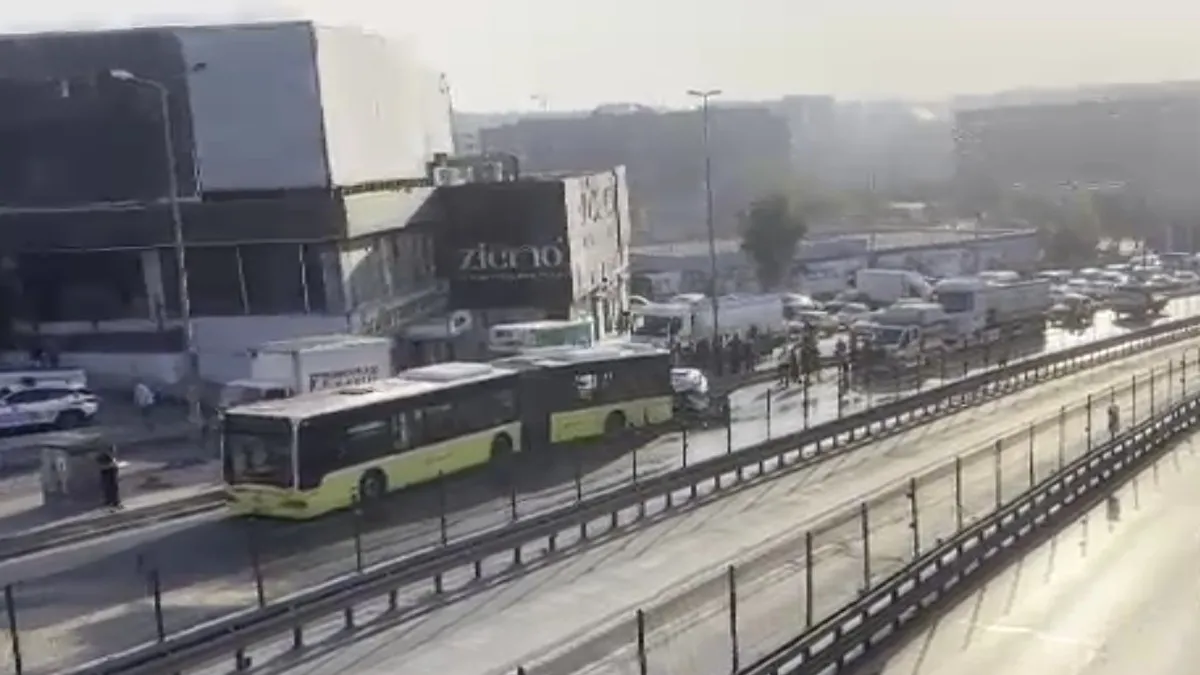 Küçükçekmece'de İETT kazası! Otomobil yolcu otobüsüne arkadan çarptı: 3 kişi hayatını kaybetti