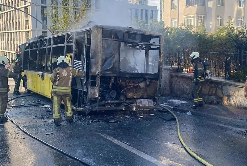 Seyir halindeki İETT otobüsü yandı