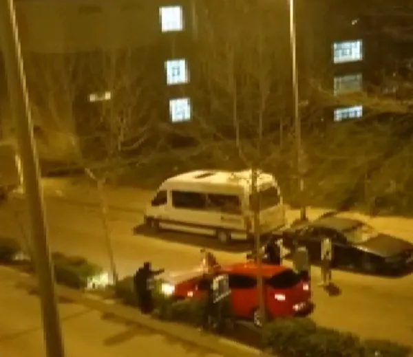 esinin-kacirildigini-sandi-otomobilini-parcaladi-1649762661961.jpg Eşinin kaçırıldığını sandı otomobilini parçaladı-3