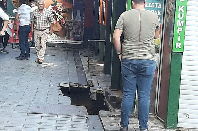 Ortaköy'de korkutan olay! Yol bir anda çöktü