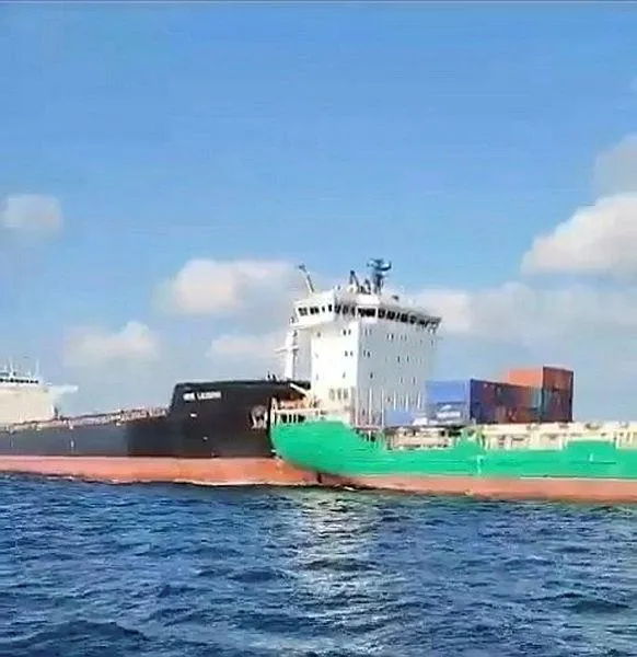 Ahırkapı açıklarında iki geminin çarpışması kamerada-2