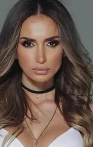 Şarkıcı Emina Jahovic Kandil'i İstanbul camilerinde geçirdi