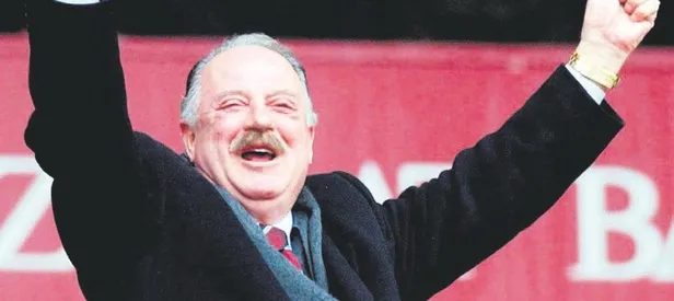 Güle güle hayatını futbola adayan adam