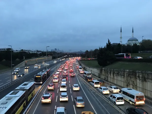 SON DAKİKA: Haftanın ilk iş gününde İstanbul'da trafik yoğunluğu arttı-2