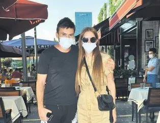 Mustafa Ceceli eşiyle alışverişte