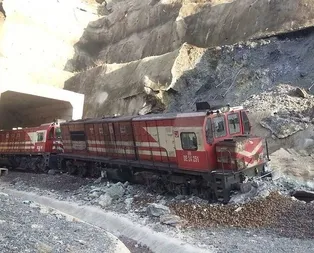 Heyelan nedeniyle yük treni raydan çıktı