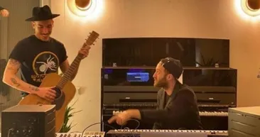 Koronavirüs günlerinde ünlüler evinde canlı yayında! Önce sohbet sonra şarkı...
