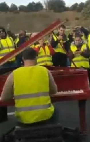 Paris'te Gezi'den tanıdık manzara! Şimdi de piyano çalan adam