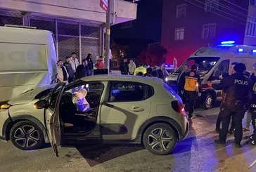 Alkollü sürücü dehşet saçtı! Park halindeki minibüse çarptı: 3 yaralı